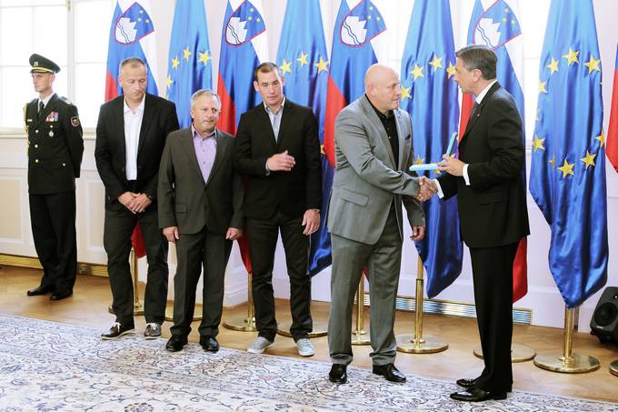 Predsednik republike na posebni slovesnosti v Predsedniški palači vročil državno odlikovanje red za zasluge Ekipi trenerjev smučarskih skakalcev